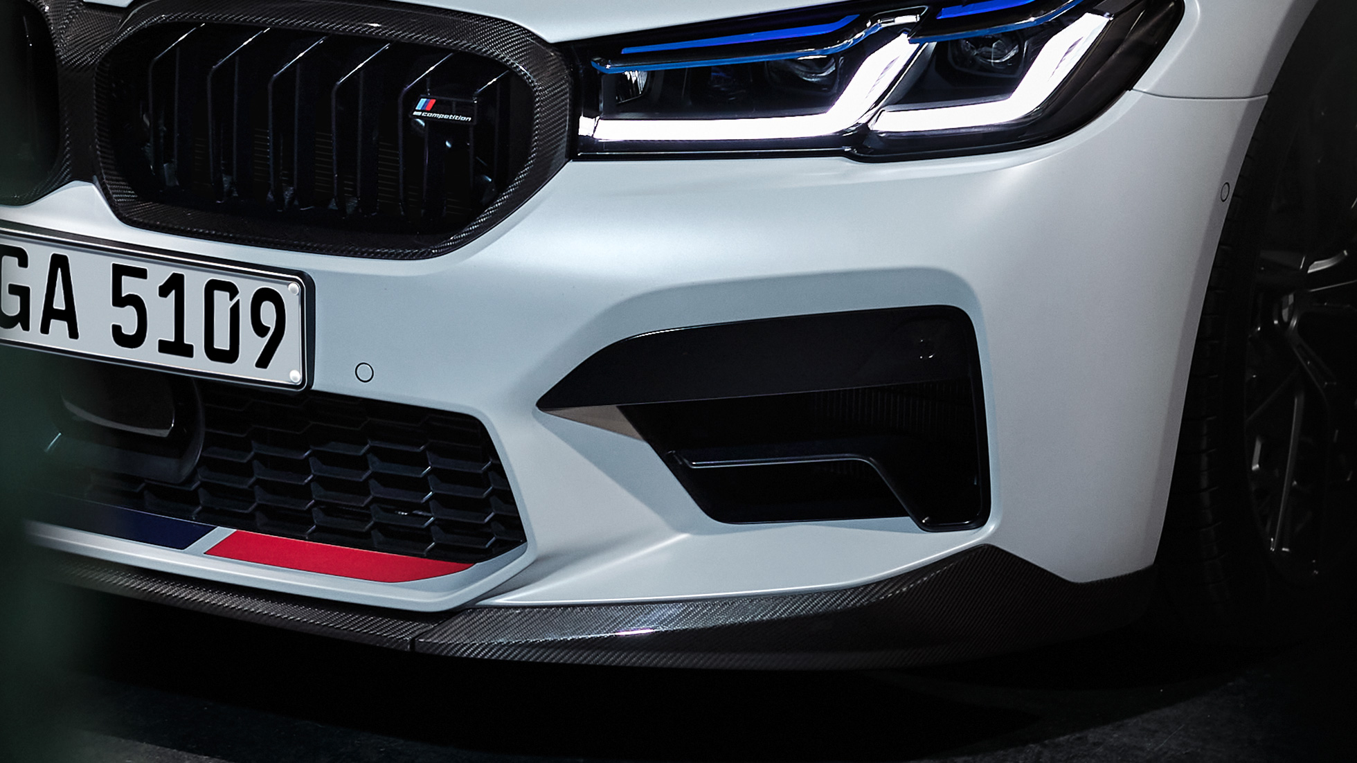 M Performance karbon fiber ön tampon altı rüzgarlık yakından görünüm BMW M Performance Parçaları M Performance karbon fiber ön tampon altı rüzgarlık yakından görünüm