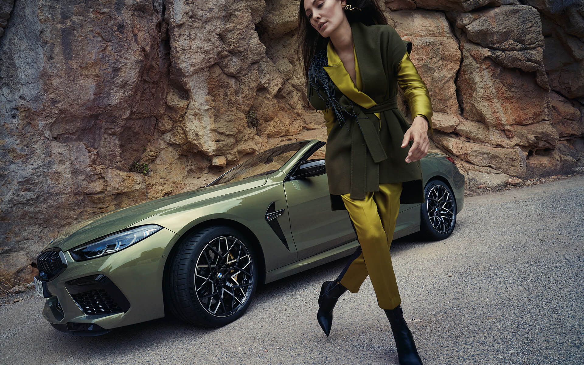 BMW M8 Competition Cabrio F91 ön çaprazdan görünüm BMW M8 Competition Cabrio F91 BMW Individual Metalik Pirinç/Brass ön çaprazdan görünüm