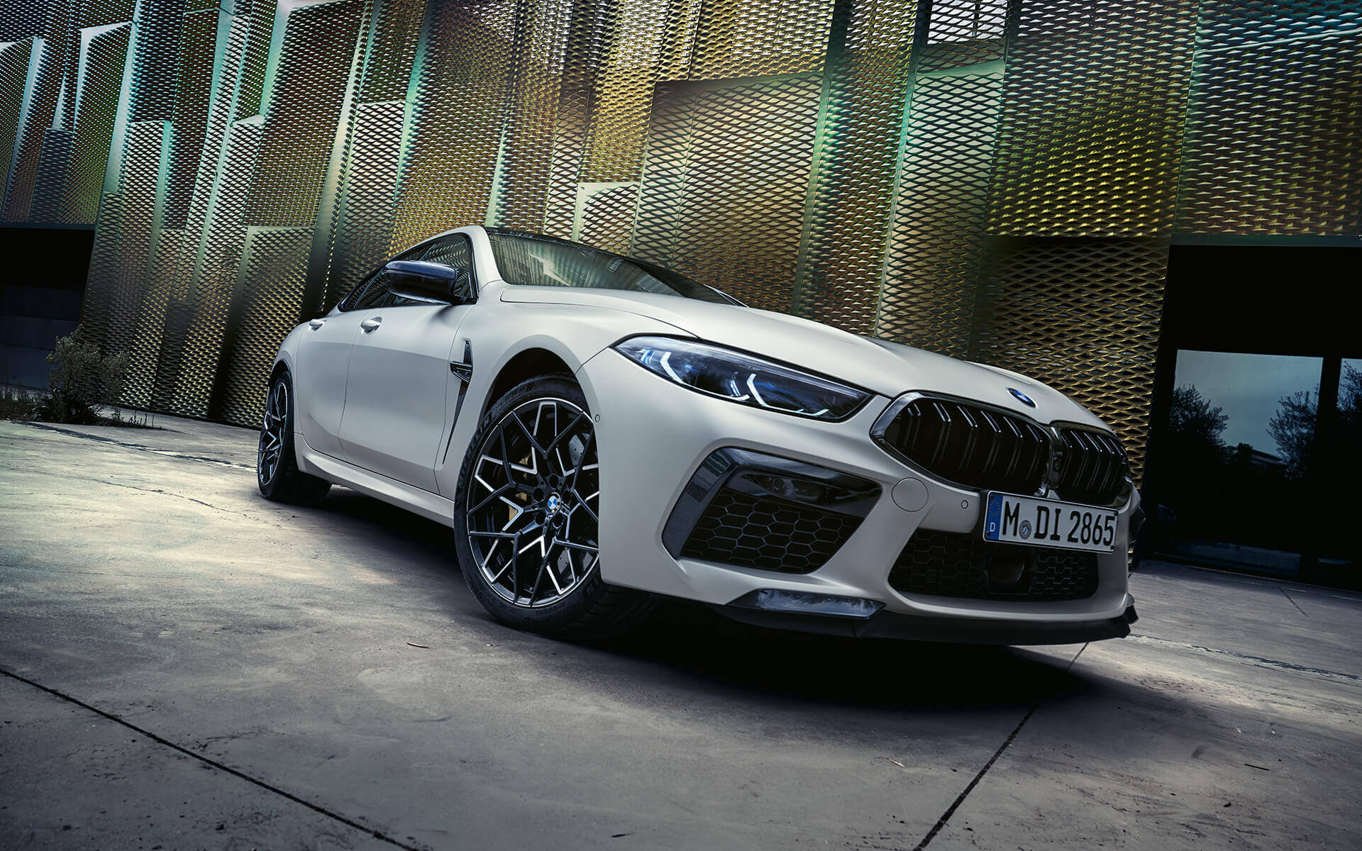 BMW M8 Competition Gran Coupé F93 ön çaprazdan görünüm BMW M8 Competition Gran Coupé F93 BMW Individual Metalik Beyaz/Frozen Brilliant alçak açıdan ön çaprazdan görünüm