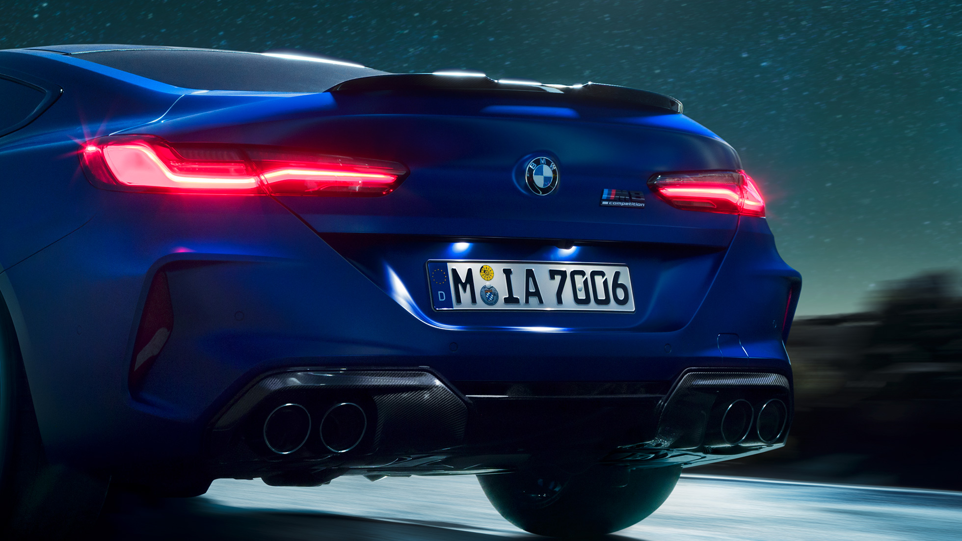 Karbon Siyah M difüzör. Gece Karbon Siyah M difüzörün yakın görünümüyle Metalik Mavi/Marina Bay BMW M8 Competition Coupé.