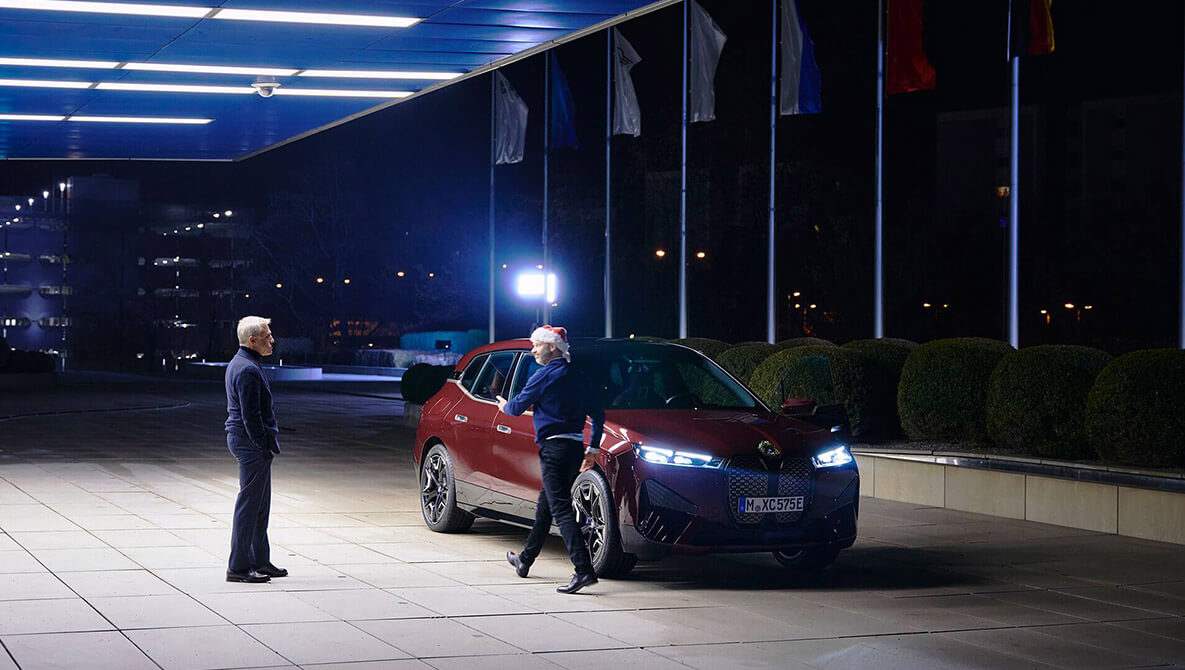 Film, Vierzylinder’dan ayrılırken kapıya yanaşan Yeni BMW iX sayesinde Waltz’un yüzünde beliren gülümseme görüntüsüyle sona eriyor. Film, Vierzylinder’dan ayrılırken kapıya yanaşan Yeni BMW iX sayesinde Waltz’un yüzünde beliren gülümseme görüntüsüyle sona eriyor.