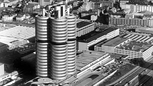 Önemli bir dönüm noktası olan “Hochhaus”un açılışı, tamamen elektrikli ilk BMW olan BMW 1602e konsept otomobilin tanıtılmasıyla aynı zamana denk geldi. | BMW Joy Blog Önemli bir dönüm noktası olan “Hochhaus”un açılışı, tamamen elektrikli ilk BMW olan BMW 1602e konsept otomobilin tanıtılmasıyla aynı zamana denk geldi. | BMW Joy Blog