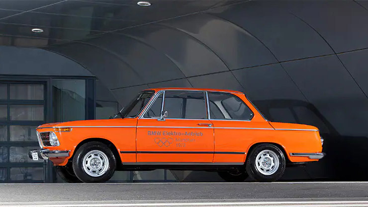 Önemli bir dönüm noktası olan “Hochhaus”un açılışı, tamamen elektrikli ilk BMW olan BMW 1602e konsept otomobilin tanıtılmasıyla aynı zamana denk geldi. | BMW Joy Blog Önemli bir dönüm noktası olan “Hochhaus”un açılışı, tamamen elektrikli ilk BMW olan BMW 1602e konsept otomobilin tanıtılmasıyla aynı zamana denk geldi. | BMW Joy Blog