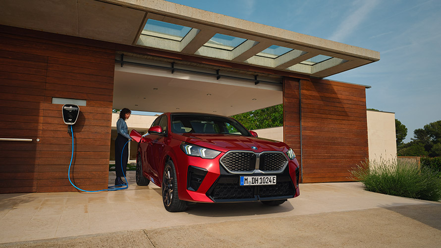 BMW Maps Connected Charging BMW Maps, BMW Charging Kartı ile Connected Charging ve şarj istasyonunda BMW iX