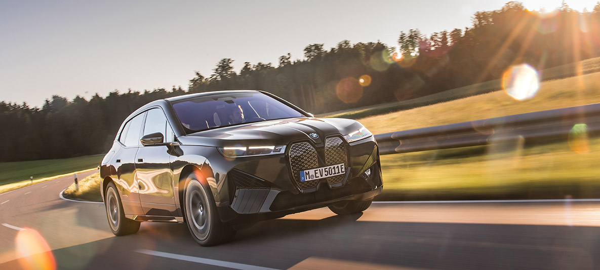 BMW iX 425 kilometre menzile sahip