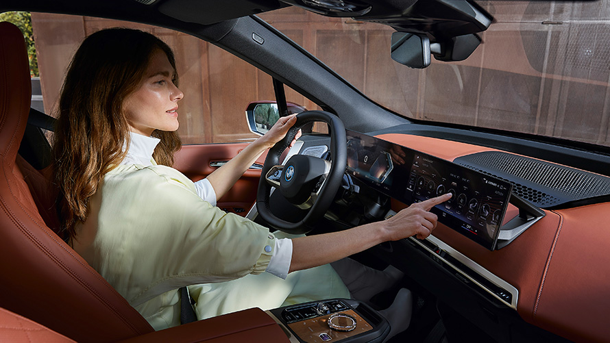 BMW iX i20 elektrikli SUV, BMW iX xDrive50, şarj BMW iX i20 elektrikli SUV, BMW iX xDrive50, Metalik Kırmızı/Aventurin, BMW Wallbox ile şarj