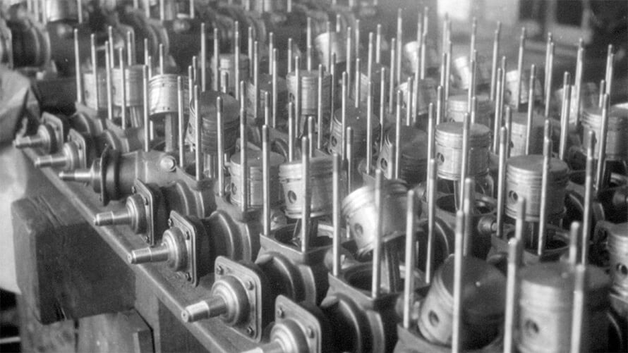 5/8 Berlin merkezli şirket Knorr-Bremse, Bayerische Motoren Werke’yi 1920’da devralıyor ve Münih’e taşınıyor. Fotoğrafta fren kompresörü üretimi görünüyor (1947). | BMW AG