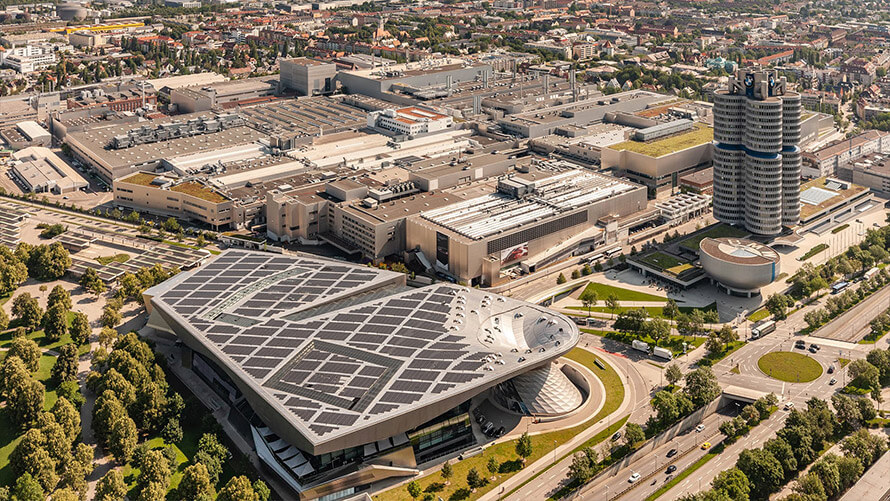 8/8 BMW AG’nin günümüzdeki merkezi Milbertshofen bölgesi, meşhur 4-silindirli kulesi ve BMW Welt ile (önde solda). | BMW AG.
