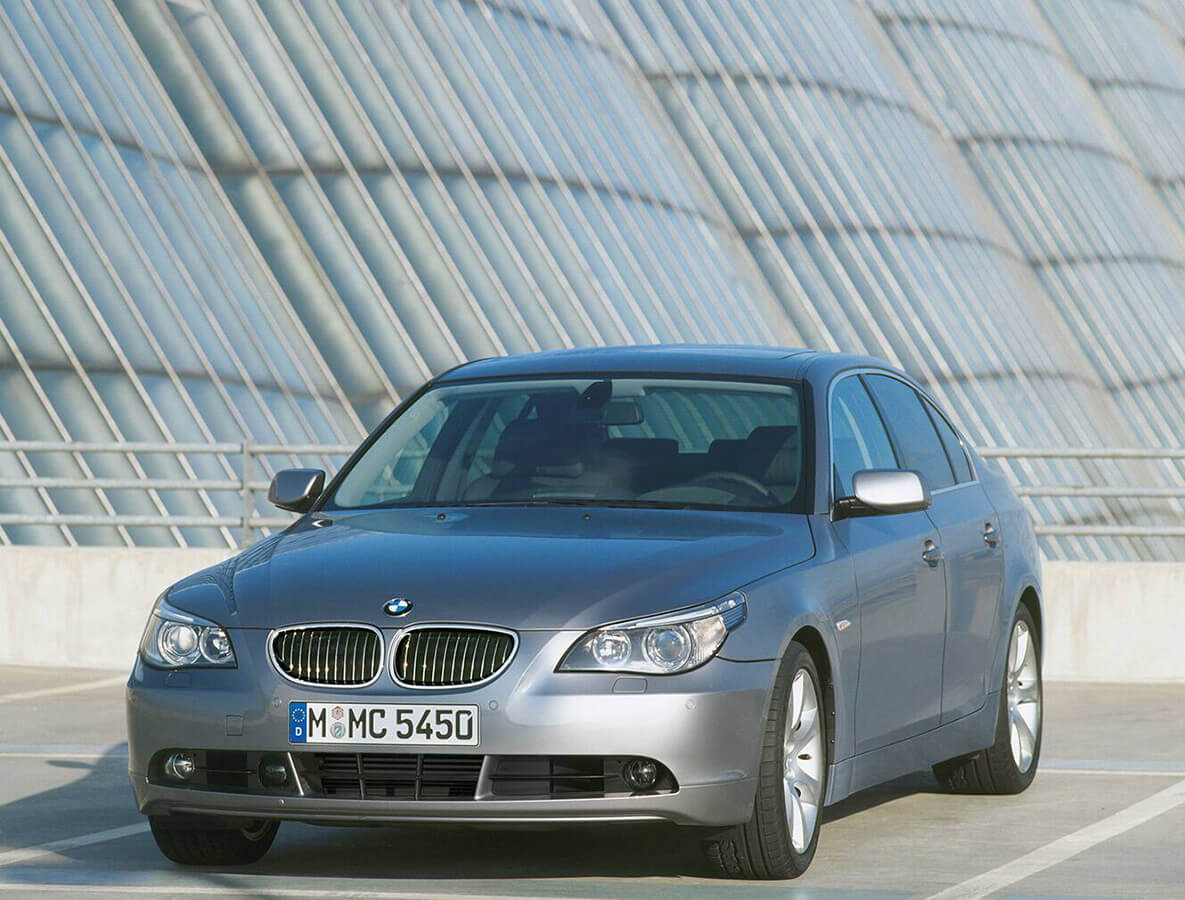 2003 model BMW 5 Serisi, Head-Up Display özelliğinin kullanıldığı ilk Alman yapımı seri üretim otomobili oldu.