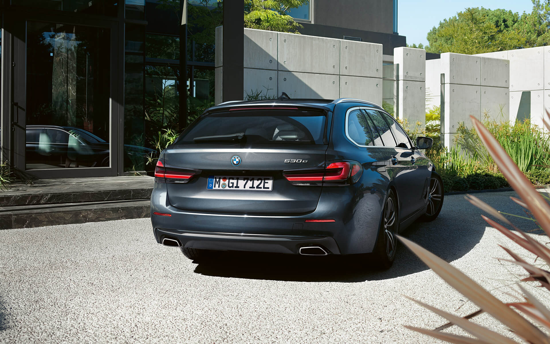 Arka rüzgarlık ve serbest biçimli egzoz çıkışları, BMW 5 Serisi Touring G31 LCI Arka rüzgarlık ve serbest biçimli egzoz çıkışları, BMW 5 Serisi Touring G31, Metalik Gri/Sophisto, arkadan görünüm