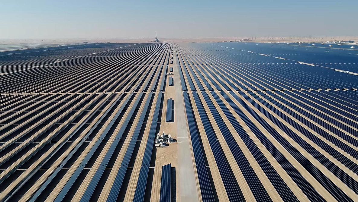 Dubai'nin 50 km dışındaki çöllerde inşa edilen Mohammed Bin Rashid Al Maktoum Solar Park'ın güneş panelleri, 77 kilometre karelik bir alana yayılıyor. Dubai'nin 50 km dışındaki çöllerde inşa edilen Mohammed Bin Rashid Al Maktoum Solar Park'ın güneş panelleri, 77 kilometre karelik bir alana yayılıyor.