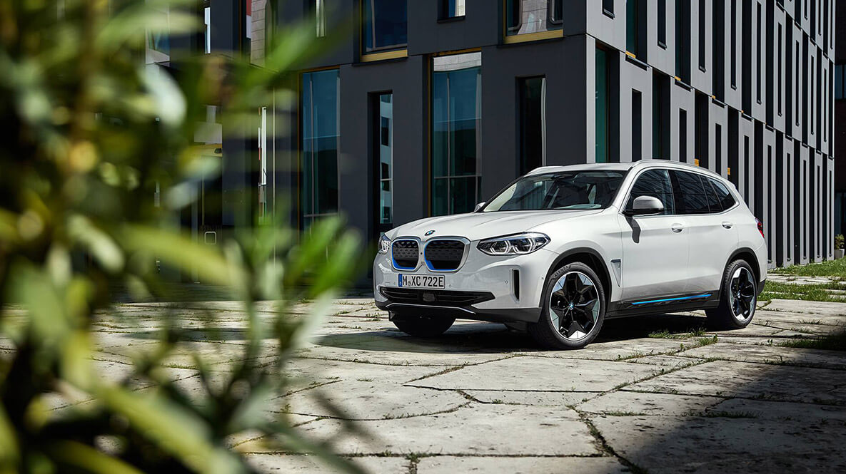 BMW iX3'ün aerodinamik jantları, teknolojik ve estetik oluşlarıyla ön plana çıkıyor.