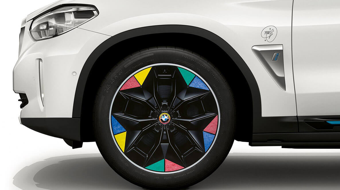 Spencer Mar Guilburt tasarımlarıyla BMW iX3’ün aerodinamik jantları sanat eserine dönüşüyor.