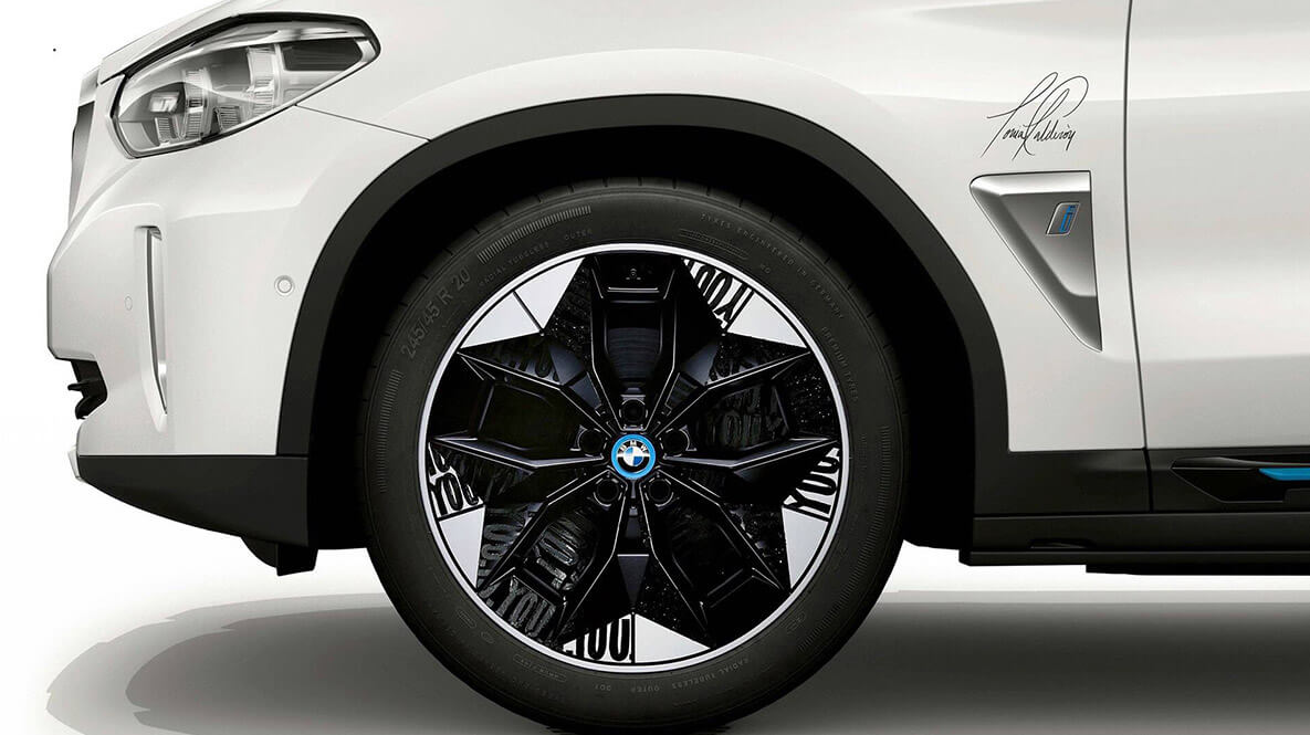 Tonia Calderon’ın tasarımlarıyla BMW iX3’ün aerodinamik jantları birer sanat eserine dönüşüyor.