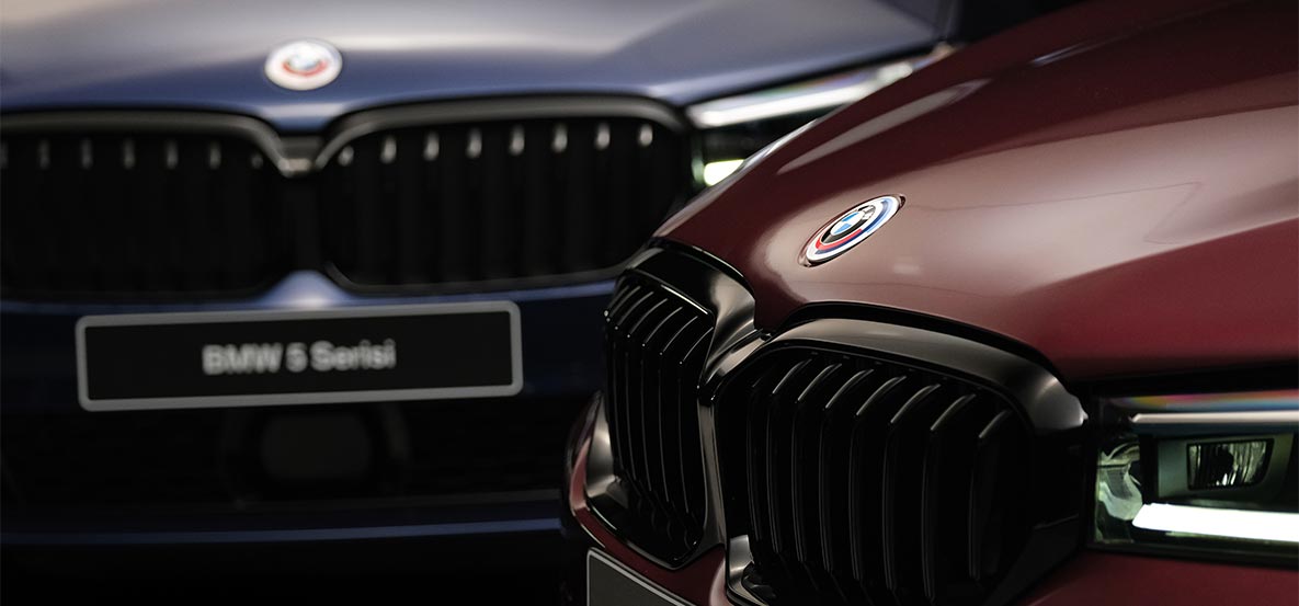 Individual renk BMW 5 Serisi Sedan G30 BMW 5 Serisi Sedan Individual G30 Facelift hareketsiz haldeyken önden görünüm