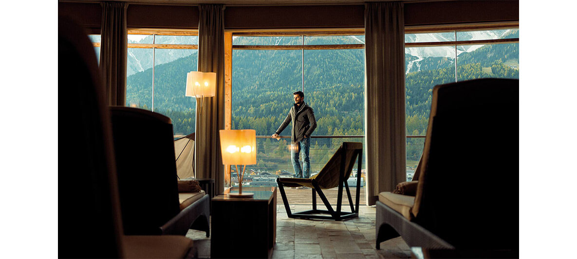 Sakin bir manzara: Spa alanının panoramik pencerelerinden Dolomit Dağları’nın manzarası. Sakin bir manzara: Spa alanının panoramik pencerelerinden Dolomit Dağları’nın manzarası.