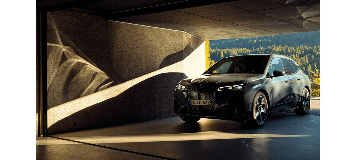 Yeni BMW iX eşliğinde otel garajının girişinde muhteşem bir ışık oyunu. Bu garajda elektrikli araçlar için iki Wallbox bulunuyor. Yeni BMW iX eşliğinde otel garajının girişinde muhteşem bir ışık oyunu. Bu garajda elektrikli araçlar için iki Wallbox bulunuyor.