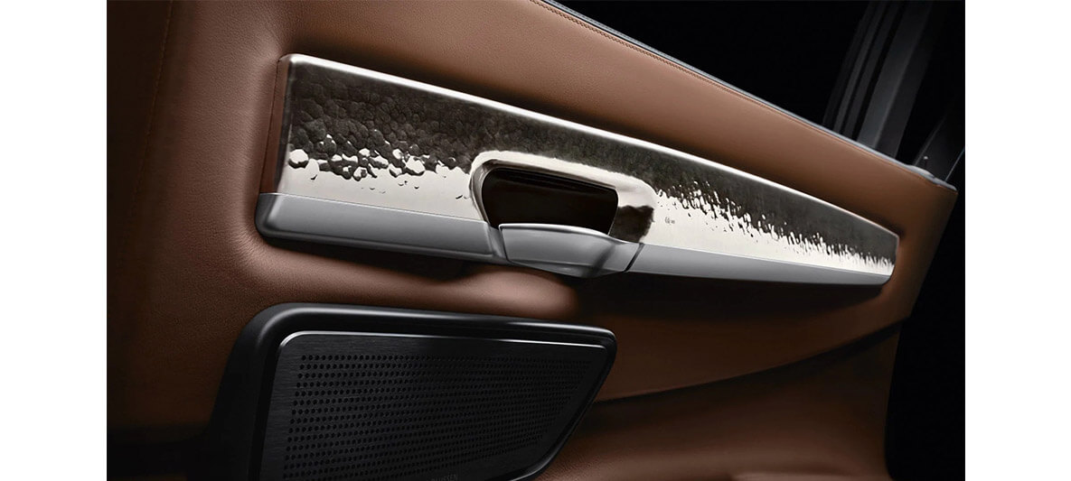 Martelé tekniği ile çalışılan 13,5 kg’dan fazla gümüş, BMW Individual 760Li Sterling modeline yerleştirildi. Martelé tekniği ile çalışılan 13,5 kg’dan fazla gümüş, BMW Individual 760Li Sterling modeline yerleştirildi.