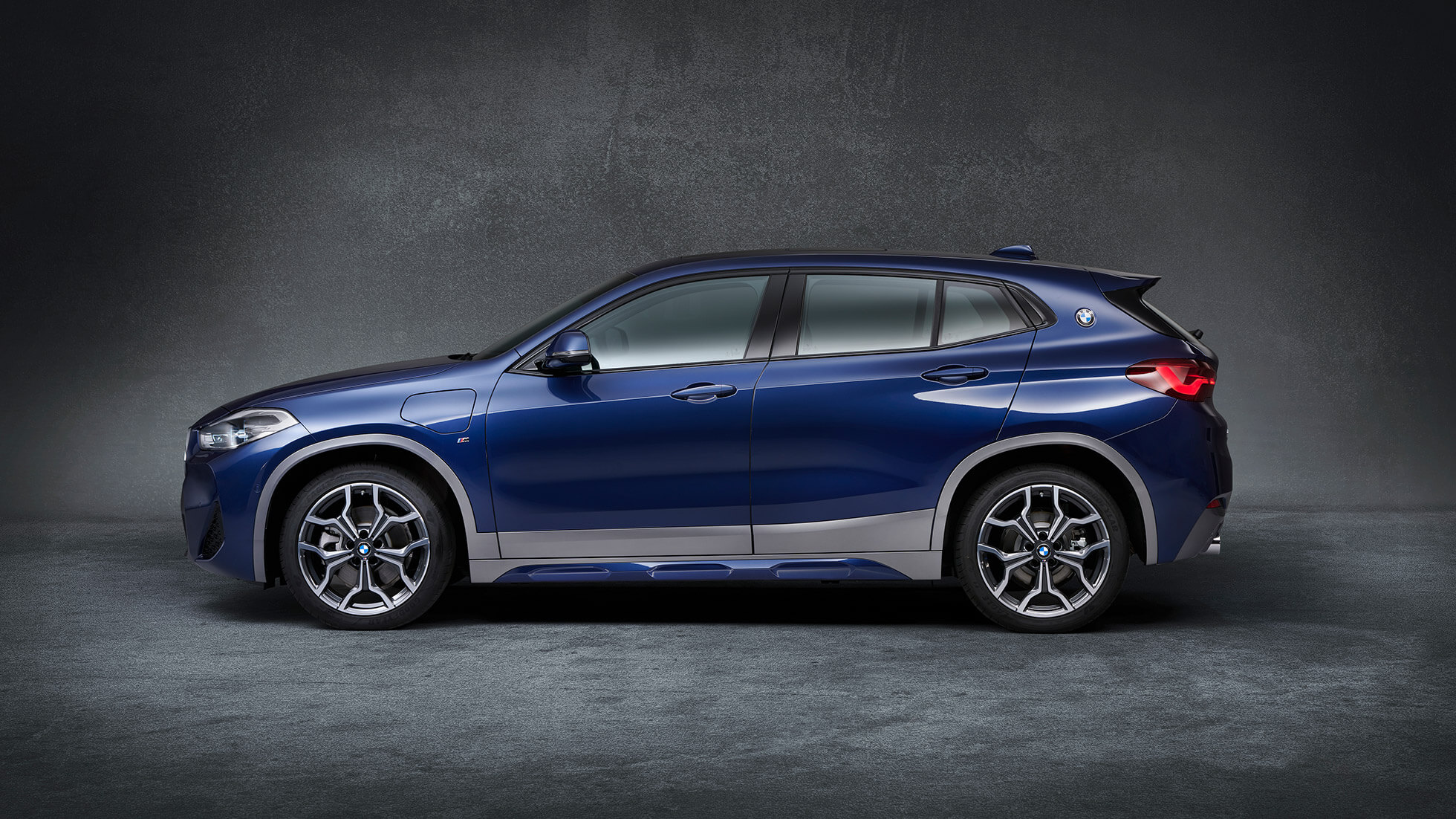 Yandan BMW X2 F39 BMW X2 F39 Metalik Gri/Brooklyn yandan görünüm