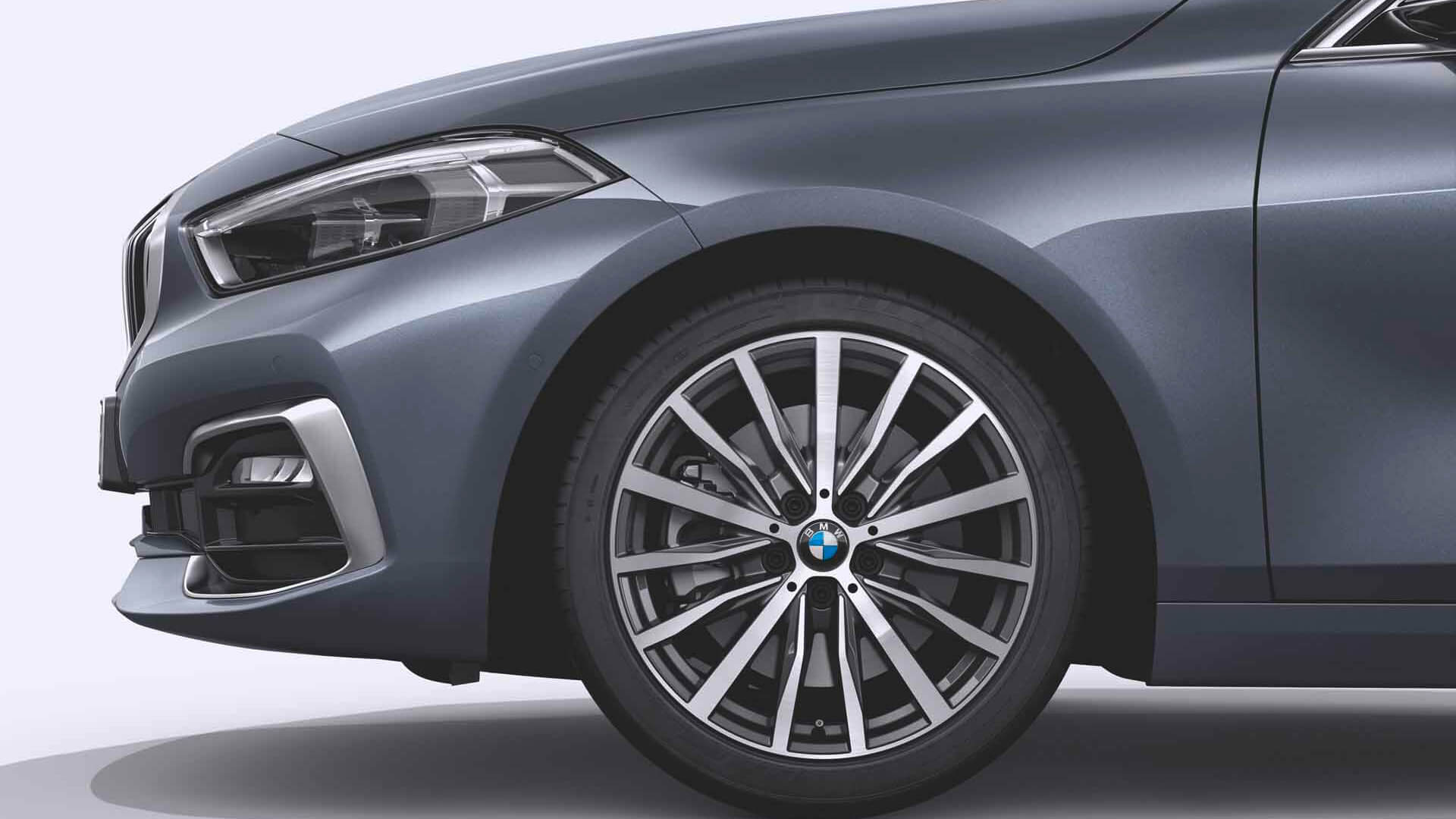 17 inç, Çift kollu, stil 549 hafif alaşım jantlar. Metalik Beyaz/Mineral BMW 1 Serisi Sport Line, 17 inç, Çift kollu, stil 549 hafif alaşım jantlar ile ön tasarımın yandan görünümü.