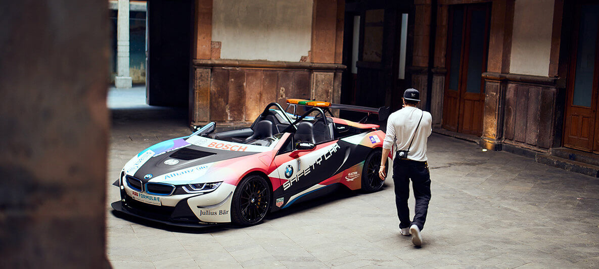 BMW i8 2014 yılında FIA Formula E Şampiyonası’nda Güvenlik Otomobili görevini gururla üstlendi. BMW i8 2014 yılında FIA Formula E Şampiyonası’nda Güvenlik Otomobili görevini gururla üstlendi.