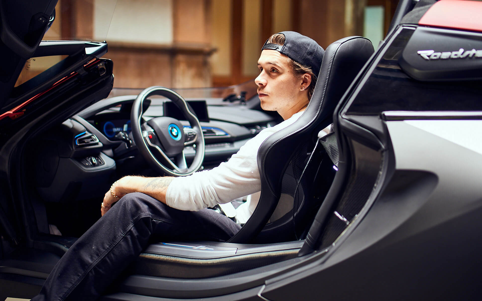 Brooklyn Beckham ve FIA Formula E Şampiyonası Güvenlik Otomobili BMW i8 Brooklyn Beckham ve FIA Formula E Şampiyonası Güvenlik Otomobili BMW i8