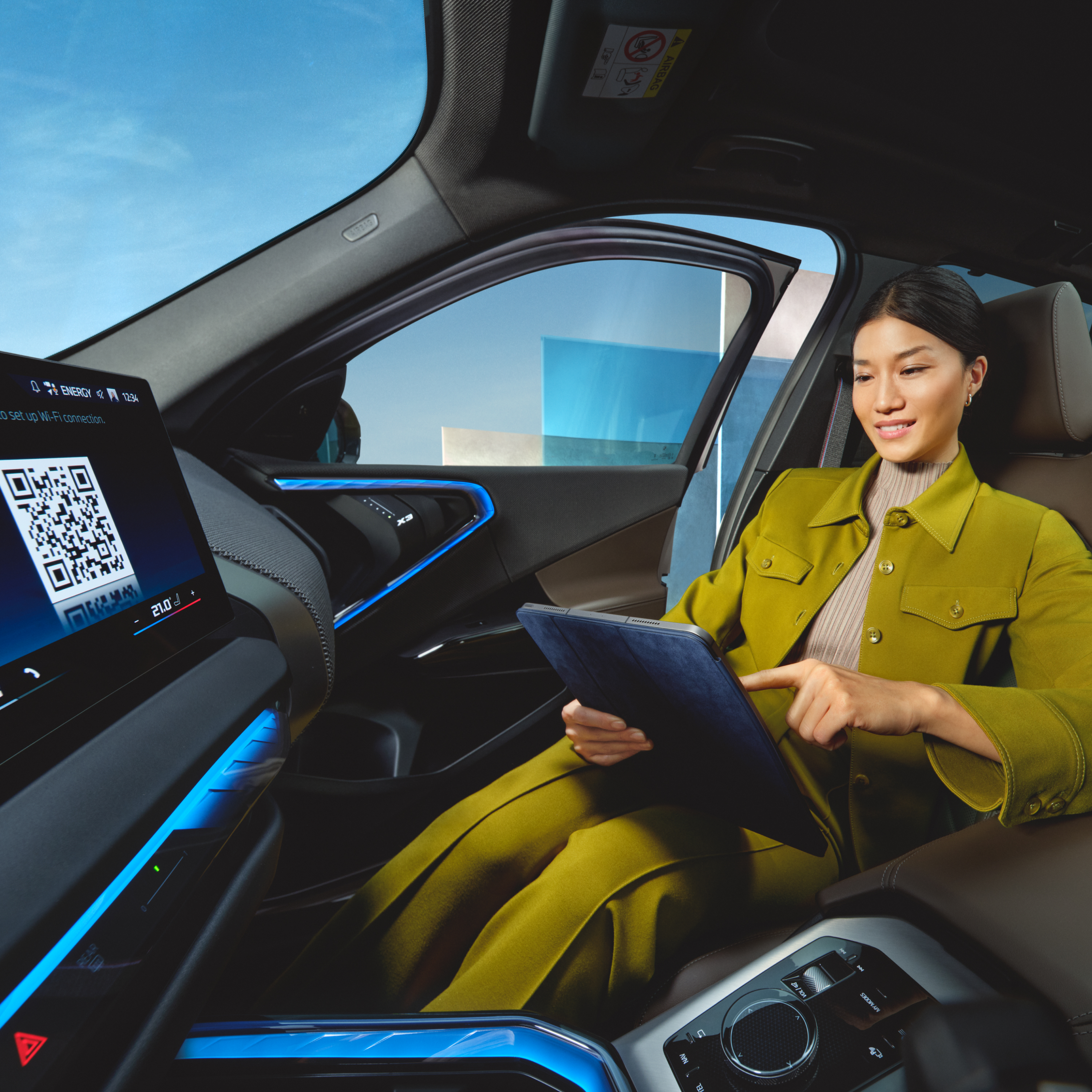Bir kişi BMW’de tablet kullanıyor