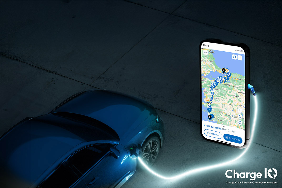 Gri bir BMW ve bir duvarın önünde yol kenarında bir adam. BMW, bir şarj istasyonunda şarj ediliyor