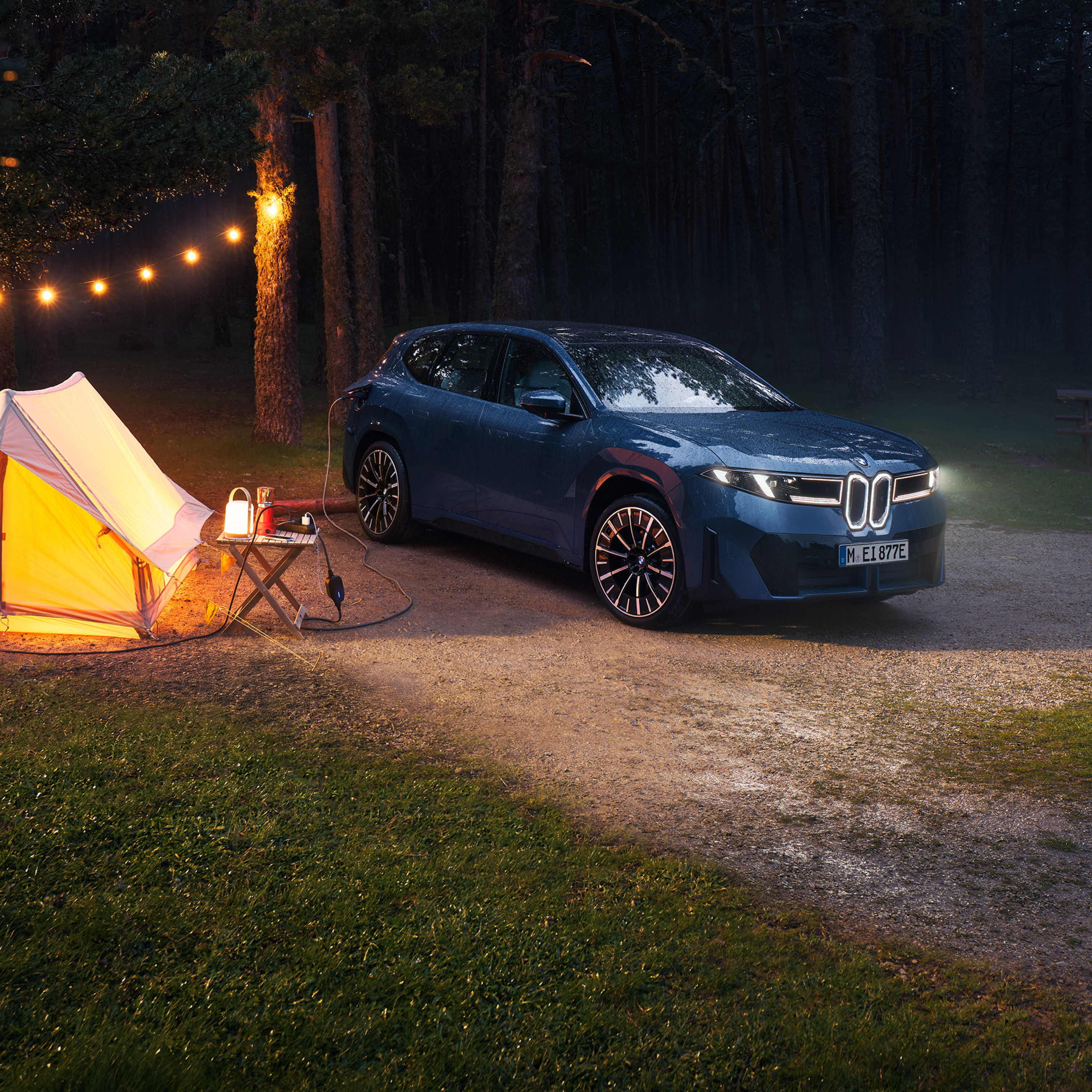 Bir BMW iX3 elektrikli kamp ekipmanlarını çalıştırmak için kullanılıyor