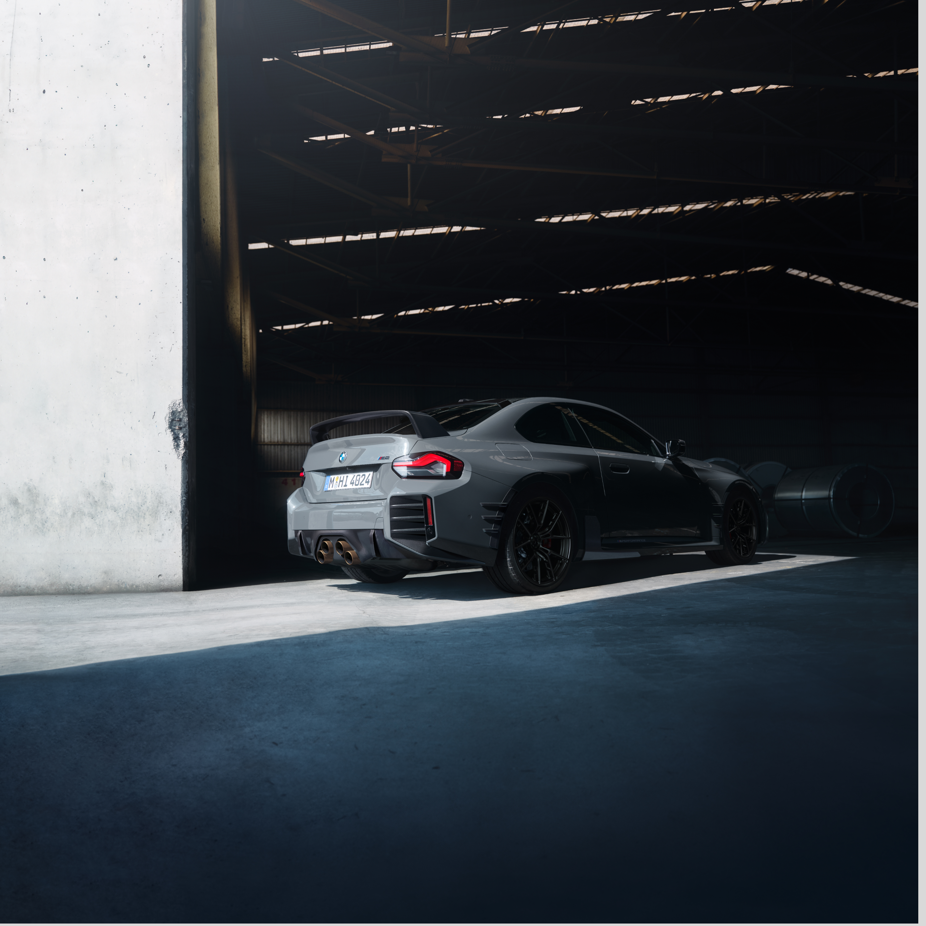 BMW büyük bir salonun kapısında