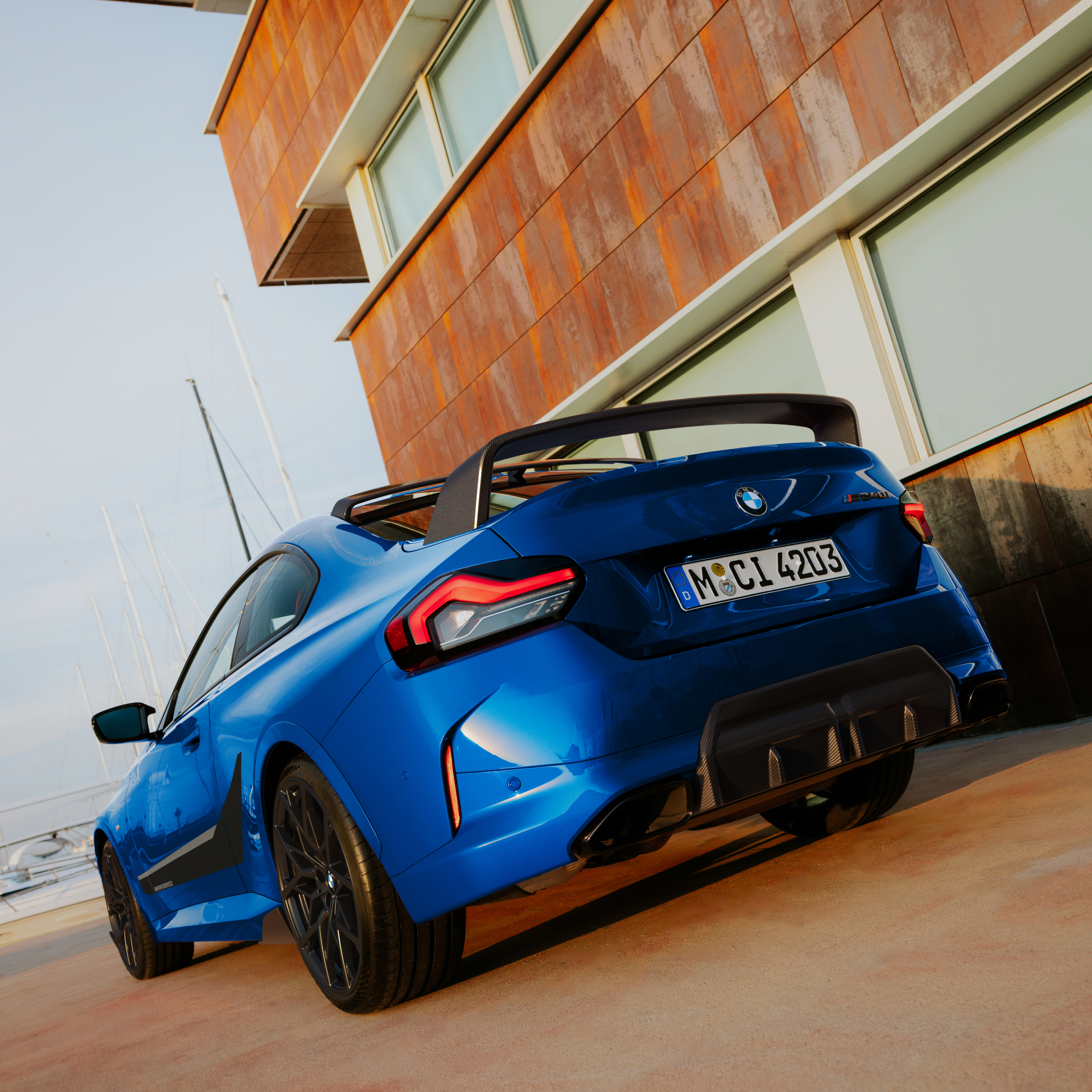 M Performance arka spoyler ile BMW evin önünde park halinde