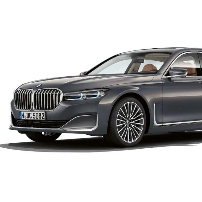 Yeni BMW 7 Serisi Sedan Pure Excellence, önden görünüm Pure Excellence Dış Tasarımı ile Metalik Gri Yeni BMW 7 Serisi Sedan, önden görünüm
