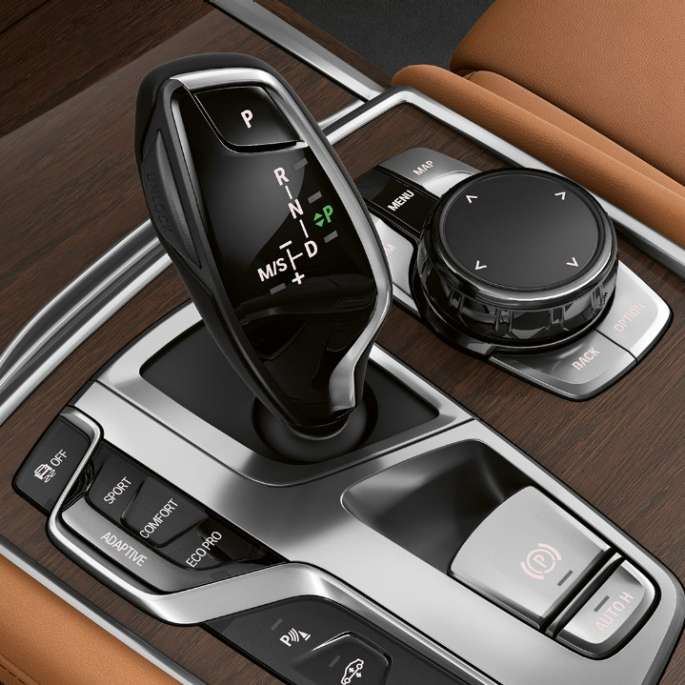 Yeni BMW 7 Serisi Sedan Pure Excellence, vites seçim kolu Yeni BMW 7 Serisi Sedan Pure Excellence: Vites seçim kolunun yakın çekimi